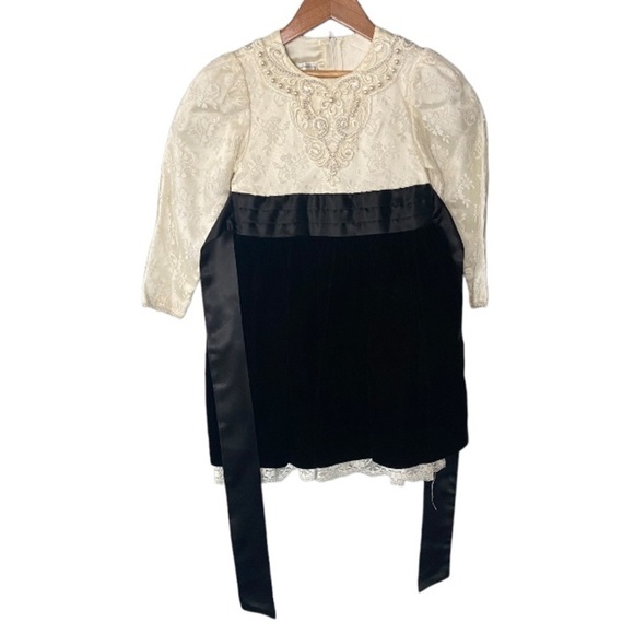 Jessica McClintock x Vintage Toddler Pearl & Lace Dress - Picture 2 of 13